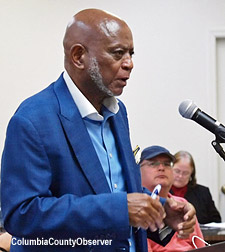 Former City Councilman Glenel Bowden address the City Council